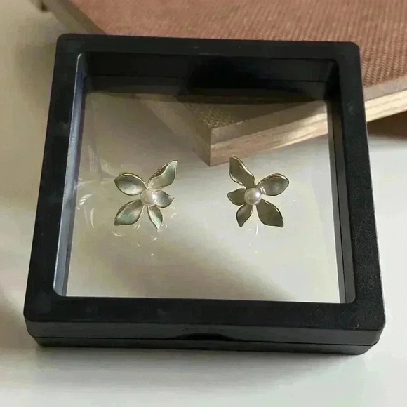 Five-Petal Gradient Flower With Pearls Earrings - Picture 8 of 9